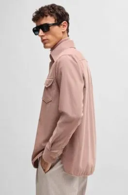 Camisa relaxed fit en algodón con bolsillos cosidos
