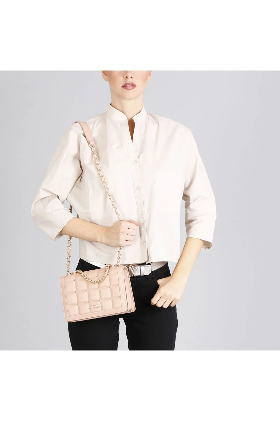 cartera con solapa larga, acolchado a cuadros y tachuelas piramidales powder
