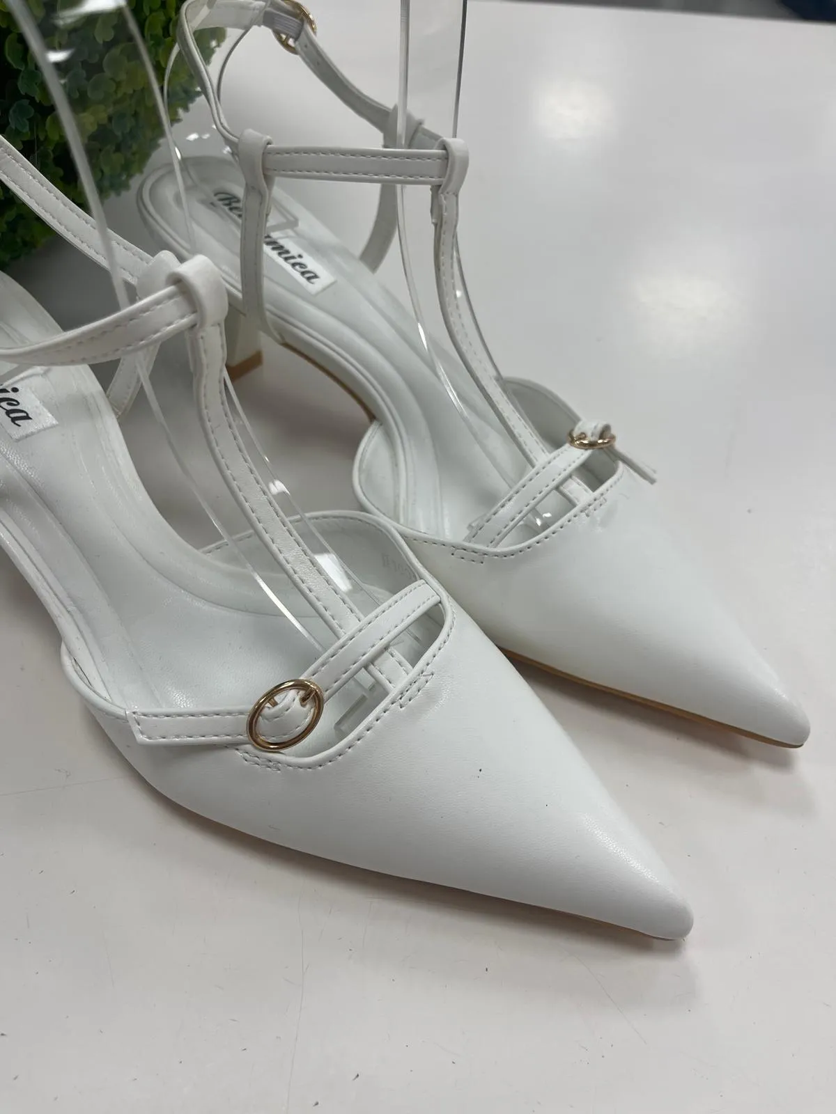 Sandalia white