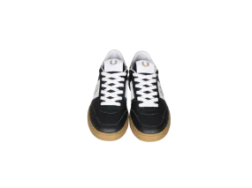 Sneaker Piel Negro Laterales y Talon Blanco Anagrama Dorado